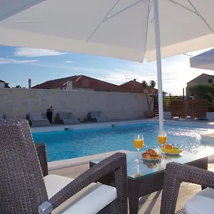 Banic With Pool Apartament